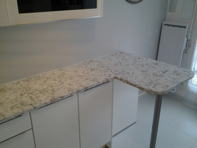 Plan de travail en quartz Unistone Alaska White en finition polie