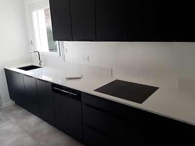 Plan de travail en quartz Unistone Bianco Assoluto en finition polie