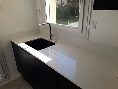 Plan de travail en quartz Unistone Bianco Assoluto en finition polie