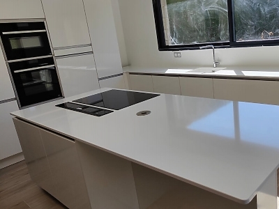 Plan de travail en quartz Unistone Bianco Assoluto en finition polie