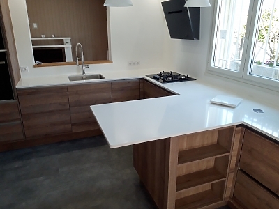 Plan de travail en quartz Unistone Bianco Assoluto en finition polie