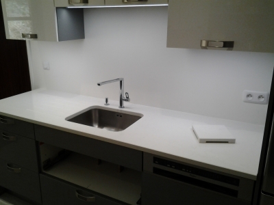 Plan de travail en quartz Unistone Bianco Carrara en finition polie