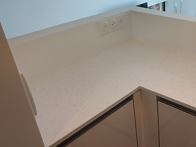 Plan de travail en quartz Unistone Bianco Extra en finition polie