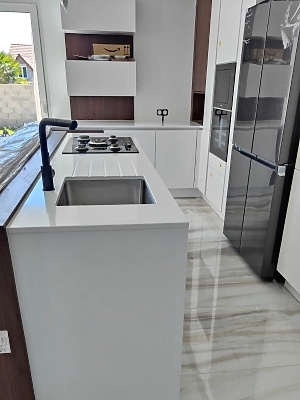 Plan de travail en quartz Unistone Bianco Extreme en finition polie