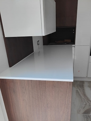 Plan de travail en quartz Unistone Bianco Extreme en finition polie