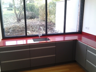 Plan de travail en quartz Silestone Rojo Eros en finition polie