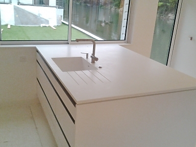 Plan de travail en corian Glacier White en finition adoucie