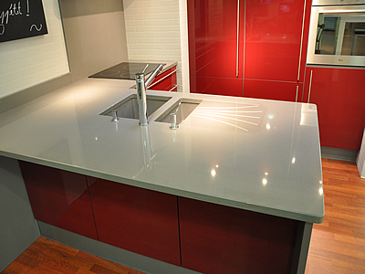 Plan de travail en quartz Unistone Grigio en finition polie