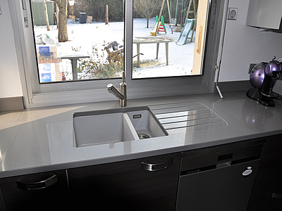 Plan de travail en quartz Unistone Grigio en finition polie