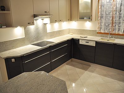 Plan de travail en granit Kashmir White en finition polie