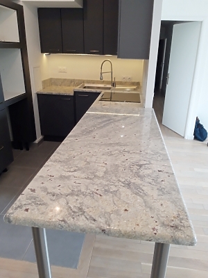 Plan de travail en granit Kashmir White en finition polie