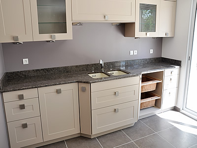 Plan de travail en granit Labrador Brown en finition polie