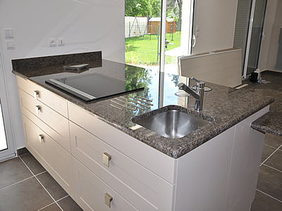 Plan de travail en granit Labrador Brown en finition polie